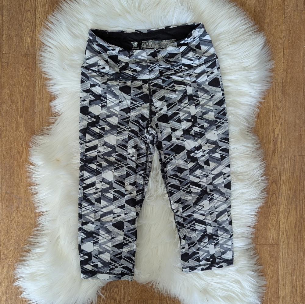 Victoria's Secret Sport Knockout Crop Capri Leggings Geometric Print